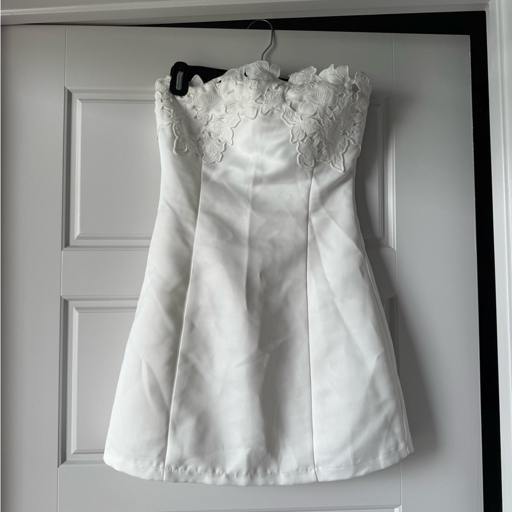 Elegant White strapless Dress